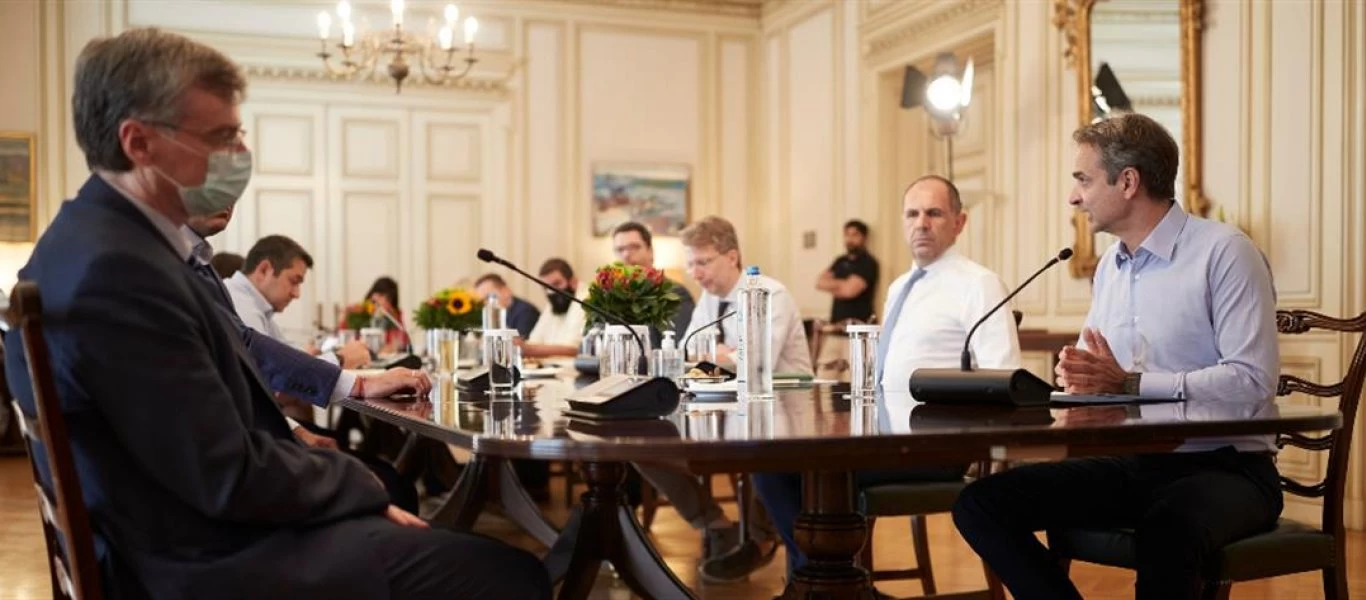 Κυβέρνηση: «Στο τραπέζι» η επαναφορά Τσιόδρα και lockdown - Πιέζουν οι λοιμωξιολόγοι